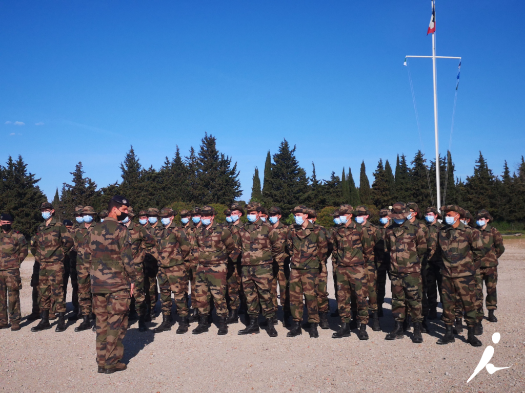 Elèves du lycée professionnel sous le drapeau