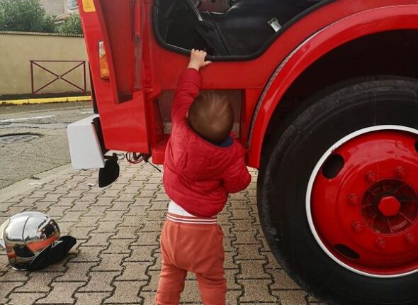 camion de pompier à la crcèhe de Farons découverte des métiers